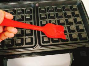 上下均匀刷上色拉油