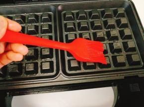 上下均匀刷上色拉油