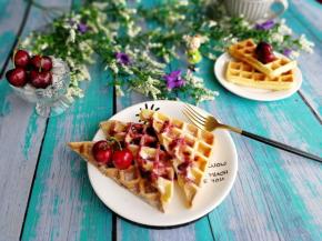 撒点糖霜，加点蓝莓酱，还有孩子喜欢吃的水果，配一杯牛奶，元气早餐就完成了