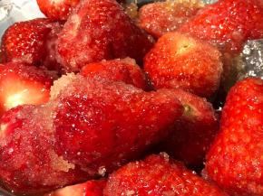 在洗净的草莓中，加入砂糖和柠檬汁腌制2小时。