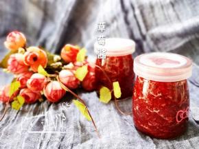 红红的草莓果酱太好看了，草莓的香气扑鼻而来，美味可口！