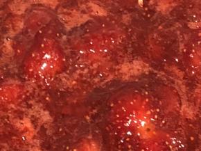 变得越来越浓稠，要转小火。要不断翻炒，预防糊锅哦。当稠度符合需求时离火。瓶子请用开水烫煮，消毒。