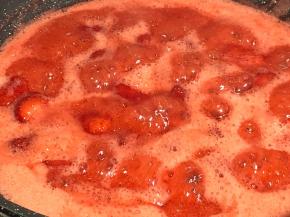 开火熬煮，一开始可以先用大火，让水分蒸发。