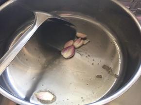 放入红葱头爆出香味