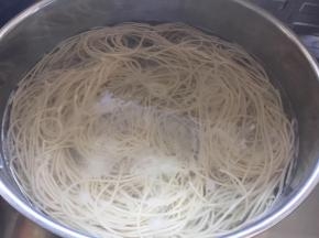 将面条搅拌均匀即可开吃了，虽说是素挂面可是味道还是很香的