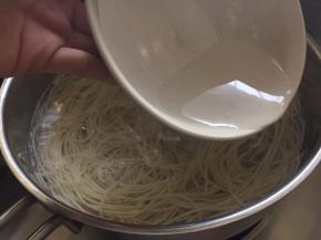 待看到水再次煮沸往锅边淋入少许凉清水，如此反复两次即可（这样可使面条口感更滑嫩