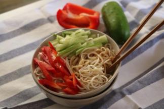 将面条搅拌均匀即可开吃了，虽说是素挂面可是味道还是很香的