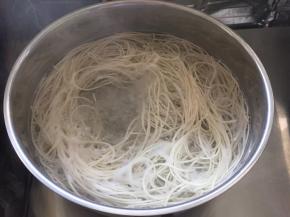 锅中倒入半锅清水煮沸放入面条