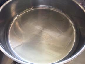 另起个口锅，锅烧热倒入花生油