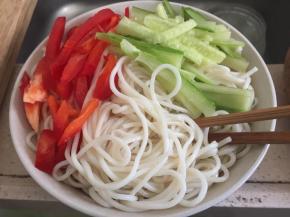 彩椒，黄瓜切丝摆面上，加入喜欢的调味料，香醋、酱油、将爆香的花生油淋入面上即可