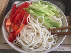 彩椒，黄瓜切丝摆面上，加入喜欢的调味料，香醋、酱油、将爆香的花生油淋入面上即可