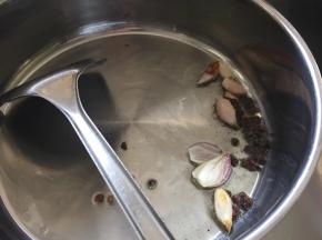 再放入花椒一起爆