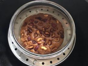 蒸煮期间尽量不要打开锅盖，避免蒸汽跑掉影响影响发糕的发蒸的状态，蒸好后用牙签扎一下，如果牙签表面没有粘连即表明蒸熟了