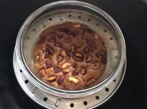 蒸煮期间尽量不要打开锅盖，避免蒸汽跑掉影响影响发糕的发蒸的状态，蒸好后用牙签扎一下，如果牙签表面没有粘连即表明蒸熟了