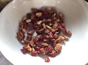 红枣去核切碎备用