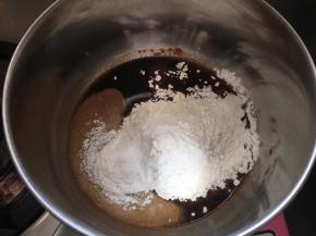 糖水晾凉倒入低粉和泡打粉，搅拌均匀