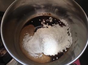 糖水晾凉倒入低粉和泡打粉，搅拌均匀