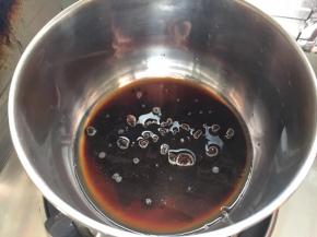 锅中准备清水倒入红糖