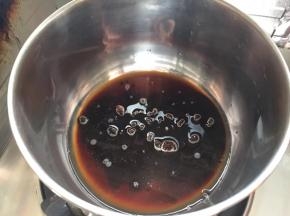 锅中准备清水倒入红糖