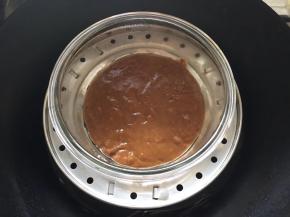 准备一口锅煮沸将红糖面糊送入