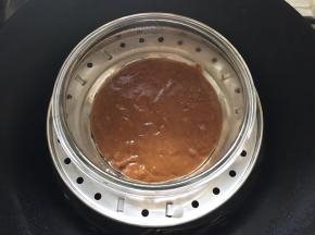 准备一口锅煮沸将红糖面糊送入