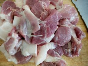 将肉洗干净，控干水分，切两厘米厚片。