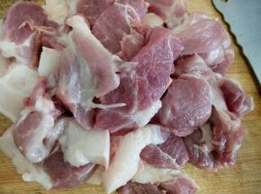 将肉洗干净，控干水分，切两厘米厚片。