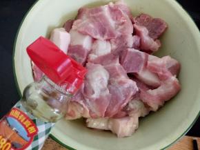 盛入一个大碗中，放入30克厨邦生抽。