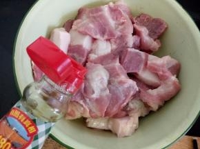 盛入一个大碗中，放入30克厨邦生抽。
