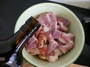 放入30克老才臣料酒。