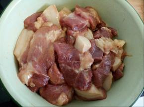 用手抓匀，腌制一个小时。