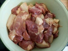 用手抓匀，腌制一个小时。