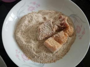 盘中倒入宋师傅蒸肉粉，将每一块肉蘸上蒸肉粉。