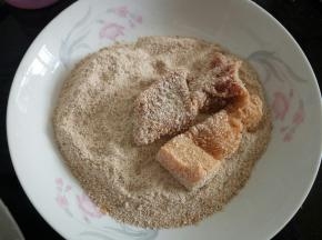 盘中倒入宋师傅蒸肉粉，将每一块肉蘸上蒸肉粉。
