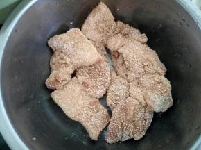 一层一层码放均匀。
