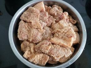 全部的肉蘸上蒸肉粉铺好，撒少量的水在表面。