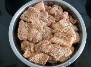 全部的肉蘸上蒸肉粉铺好，撒少量的水在表面。