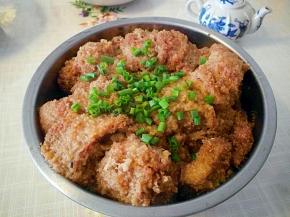 一道清香软糯的粉蒸肉制作完成。