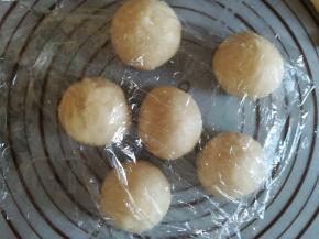 面团平均分成6等份，再次搓圆，盖上保鲜膜醒面15分钟