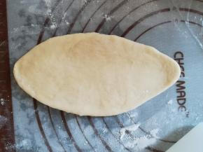 .取一小块面团，擀成椭圆形