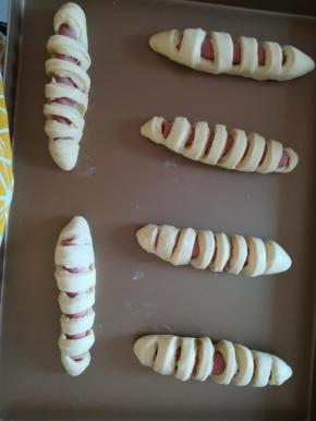 将做好的肠仔包放入烤盘，收口放下