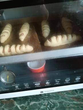 放到烤箱里面底下放一碗温水，醒发二倍大。