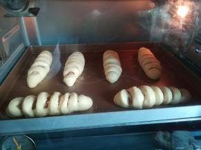 烤箱预热180度，上下火中层烘烤15分钟左右。