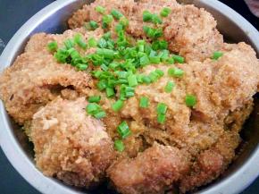 蒸好的粉蒸肉，撒上少许葱花。