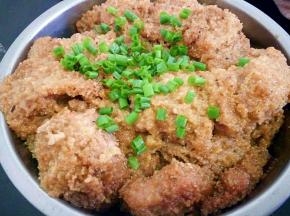 蒸好的粉蒸肉，撒上少许葱花。
