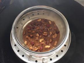 面糊表面撒上红枣碎，盖上锅盖大火蒸煮10～15分钟