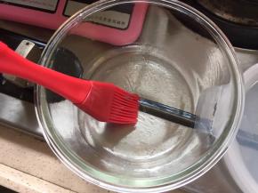 准备一只干净的碗，碗壁上刷上一层食用油