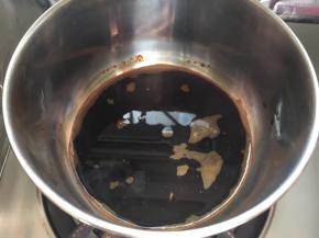 水煮沸搅拌至糖融化，煮好晾凉备用