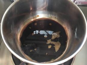 水煮沸搅拌至糖融化，煮好晾凉备用