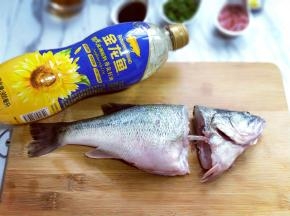 首先清蒸的鱼一定要选新鲜活啥的，这样蒸出来的鱼口感才鲜美嫩滑，将鲈鱼洗干净，把鱼头切下来，如图。